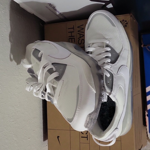 Nike - Picture 2 of 3